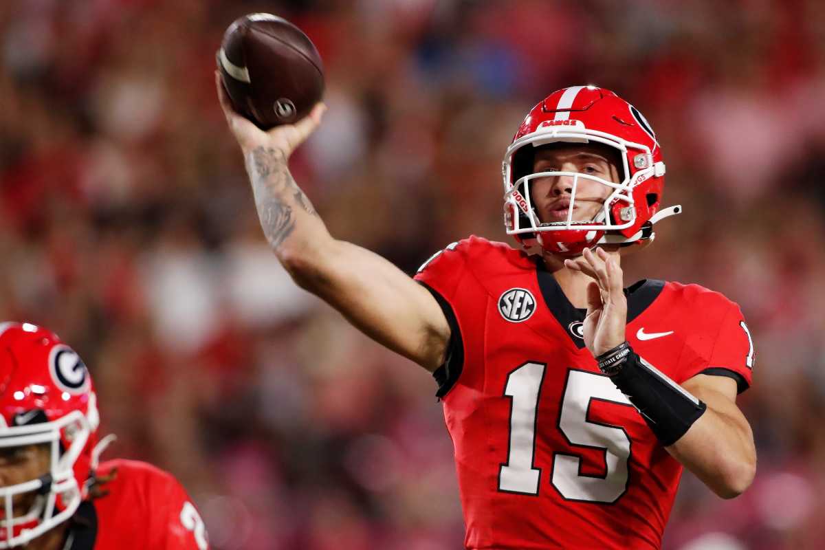 Georgia quarterback Carson Beck (15) throws a touchdown pass to Georgia wide receiver Rara Thomas (5) during the first half of a NCAA college football game against Kentucky in Athens, Ga., on Saturday, Oct. 7, 2023. (Joshua L. Jones / USA TODAY NETWORK).